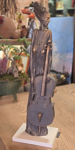 ,,Dáma s basou,, výška plastiky 67 cm