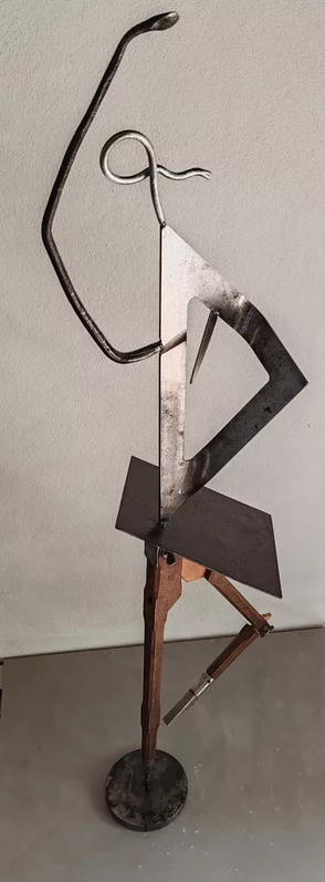 výška skulptúry je 110cm