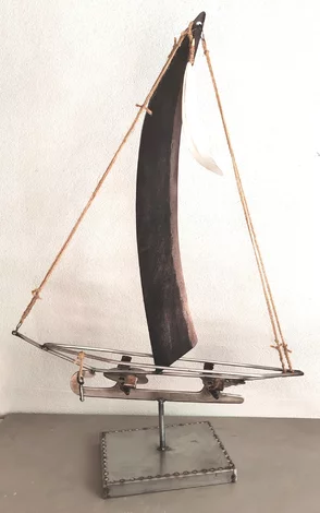 výška skulptúry je 64cm